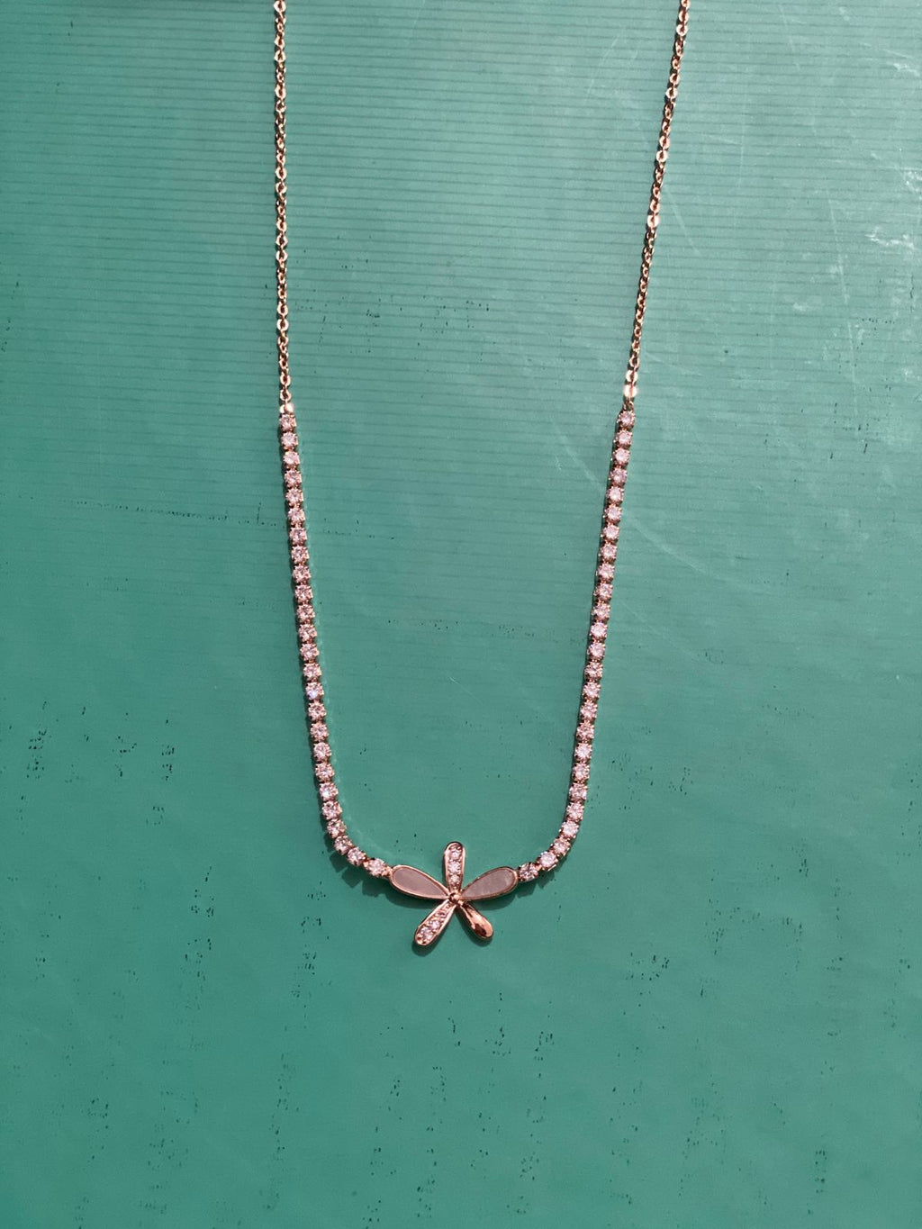 Sparkling Four-Petal Flower Pendant Necklace (Minimalist Style)