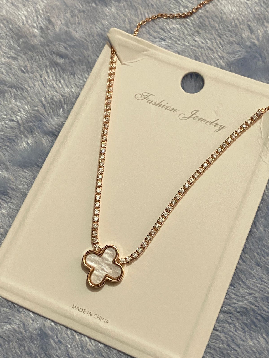 Sparkling Four-Petal Flower Pendant Necklace (Minimalist Style)