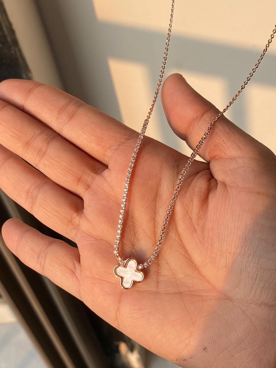 Sparkling Four-Petal Flower Pendant Necklace (Minimalist Style)