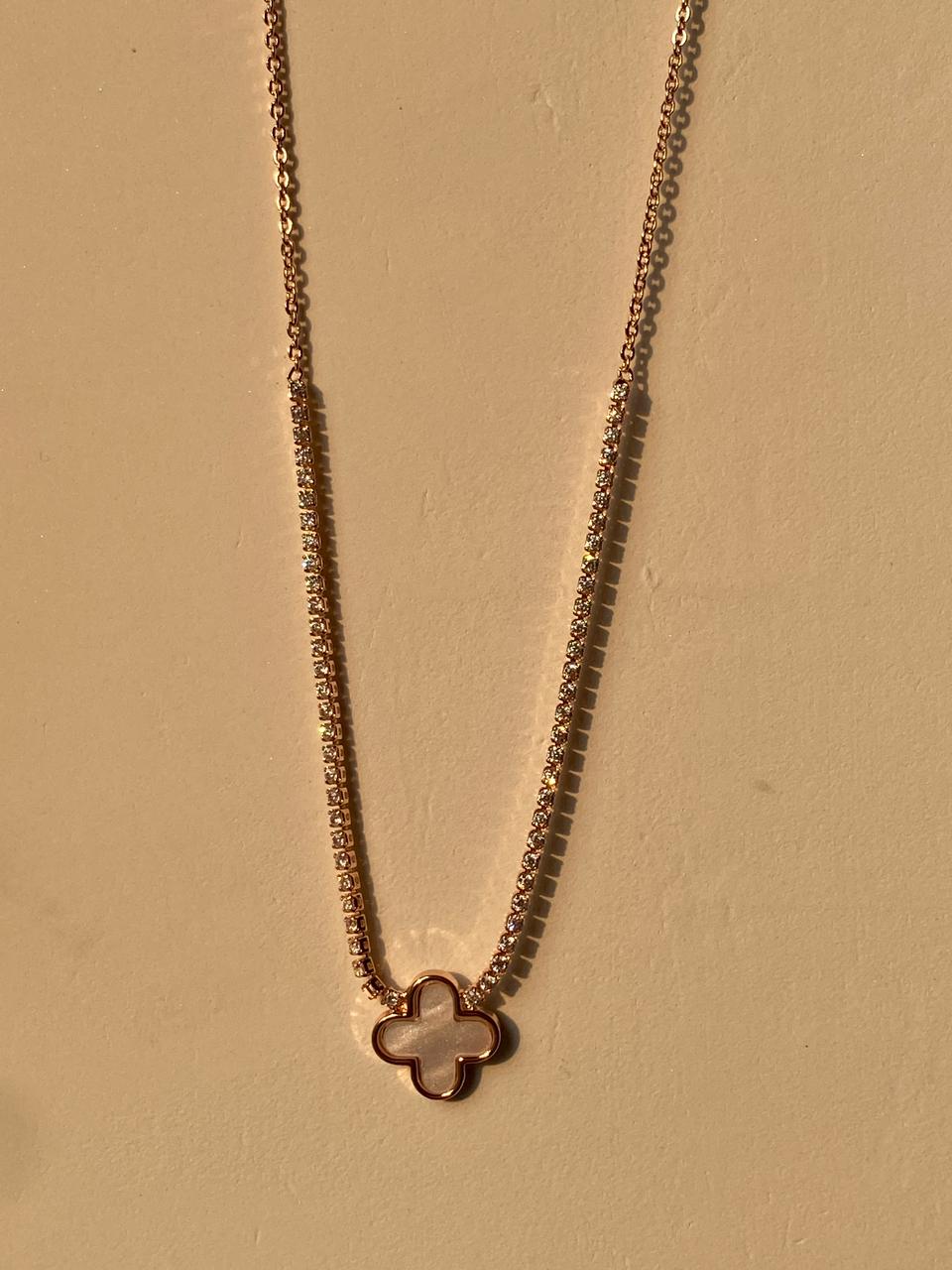 Sparkling Four-Petal Flower Pendant Necklace (Minimalist Style)