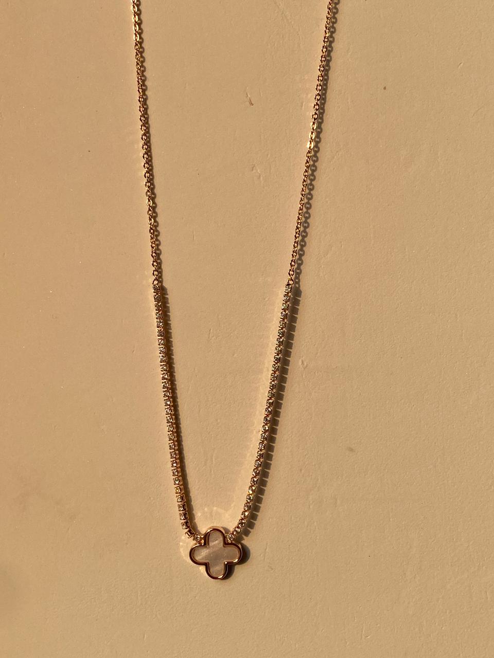 Sparkling Four-Petal Flower Pendant Necklace (Minimalist Style)