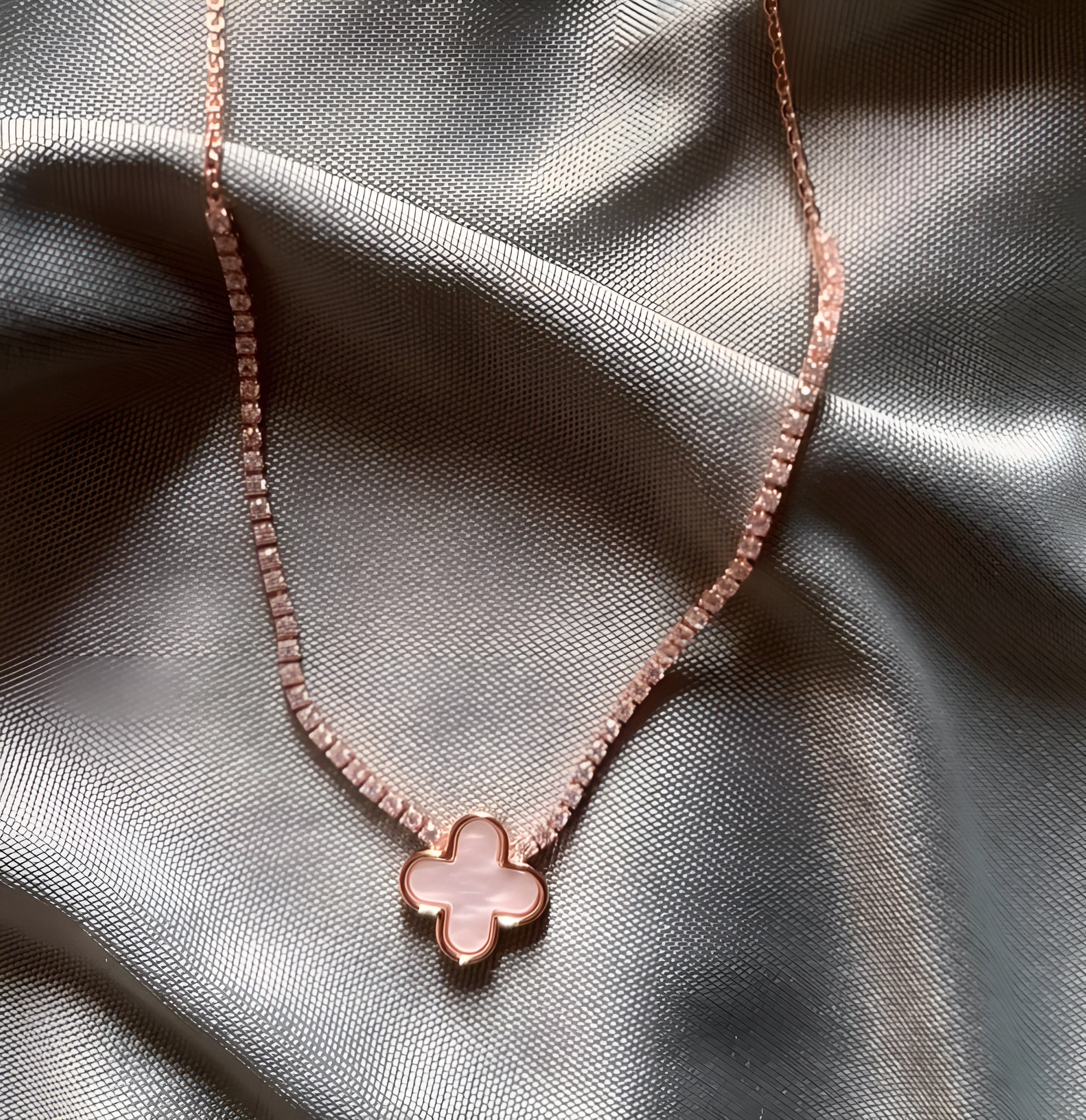 Sparkling Four-Petal Flower Pendant Necklace (Minimalist Style)